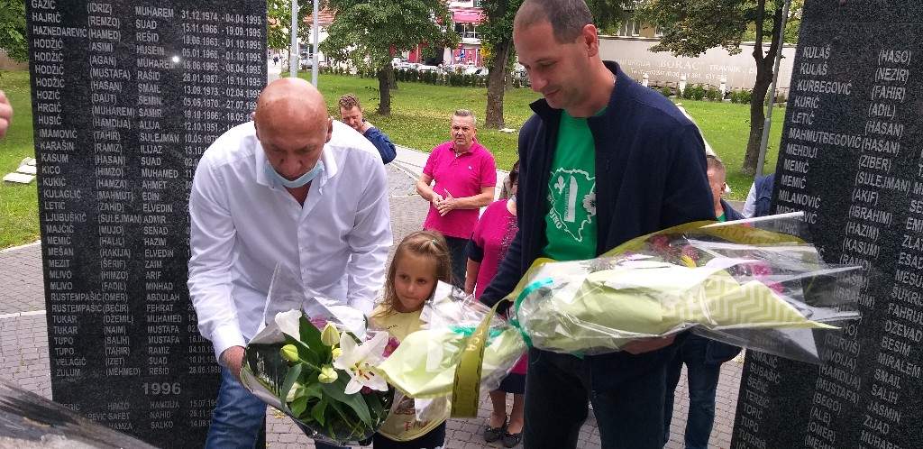 polozeno cvijece.jpg - Četiri Bugojanca učesnici obilježavanja 25. godišnjice Genocida u Srebrenici